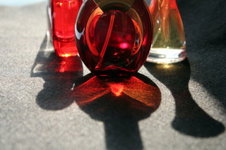 香水の赤い瓶.jpg
